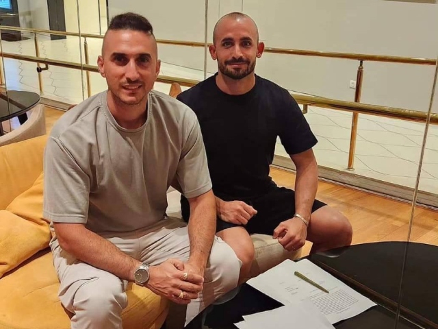 גל קולני במעמד החתימה